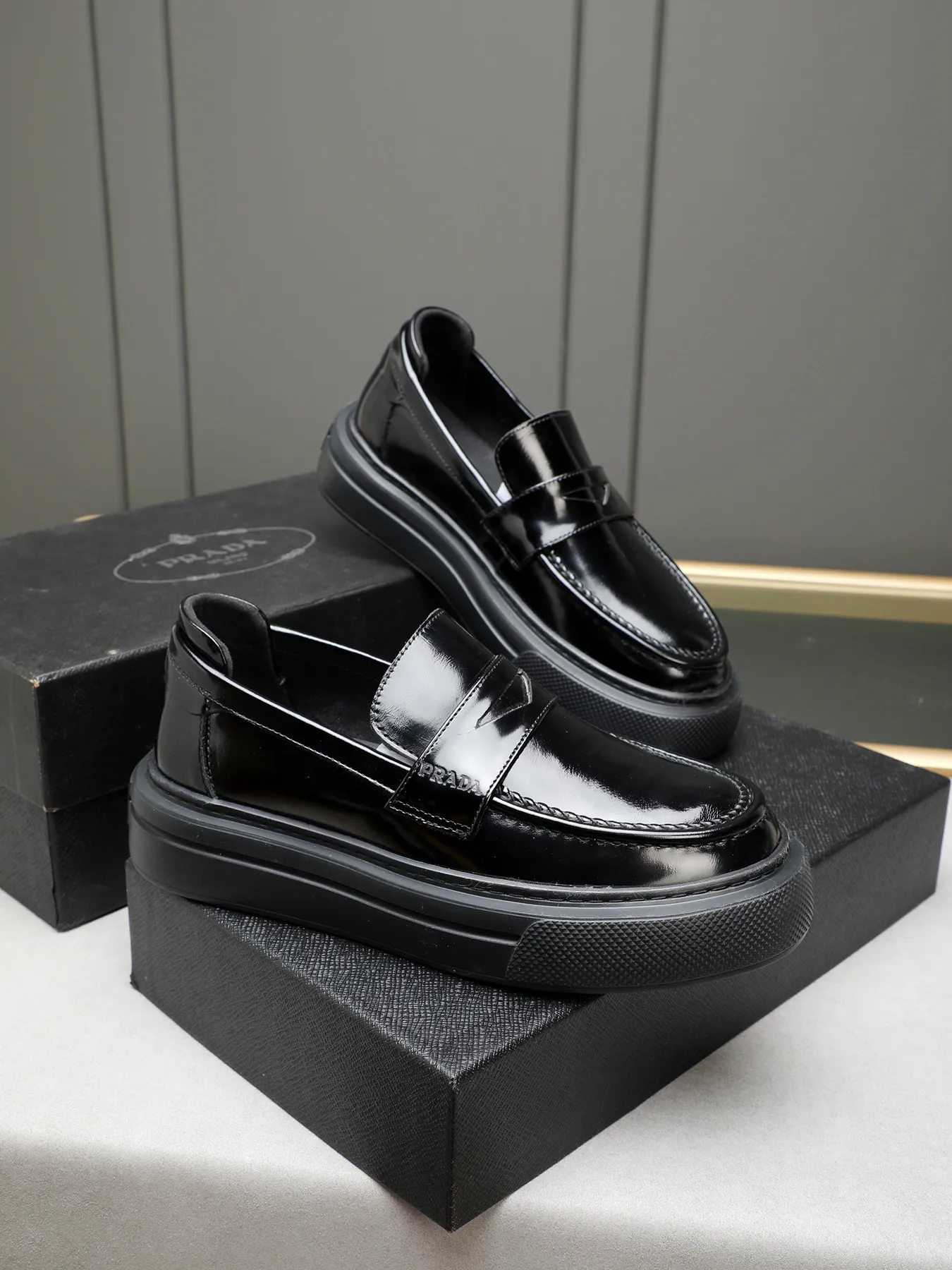 Men's Men's Shoes 💰500 Prada/Prada Men's new casual shoes, this upper is made of imported calfskin + sheep lining! The outsole is made of non-slip foam outsole, which feels good on your feet and is a fashionable and stylish item!  Size: 38-44 (45 customized)
